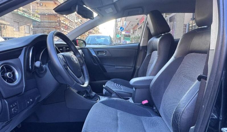 
								Toyota Auris 1.6 D-4D 112 CV Lounge full									